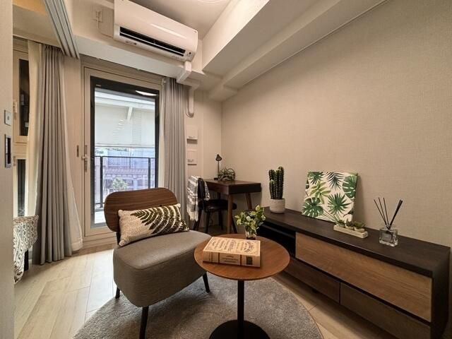 ＯＮＥ　ＲＯＯＦ　ＲＥＳＩＤＥＮＣＥ　ＮＩＳＨＩＮＩＰＰＯＲＩの居間・リビング