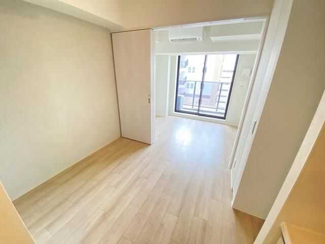 ＯＮＥ　ＲＯＯＦ　ＲＥＳＩＤＥＮＣＥ　ＮＩＳＨＩＮＩＰＰＯＲＩの居間・リビング