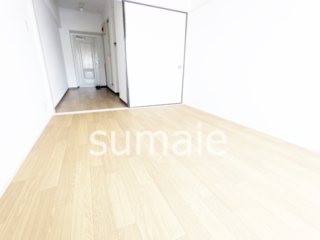 エメラルドマンションの居間・リビング|明るいお部屋です