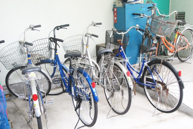 エメラルドマンションのその他共用部分|自転車置き場です。