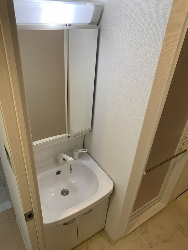 アドバンス三宮ステージアの独立洗面台|同物件別部屋写真