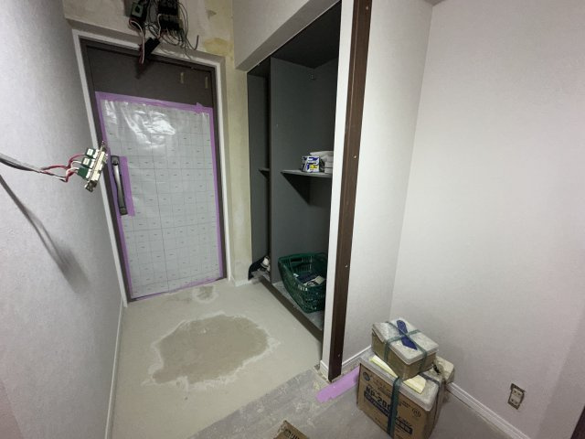 横濱若葉台団地4－8号棟の玄関|玄関スペースも、大型収納が備わっていて、玄関周りをすっきりと暮らせそうですね。