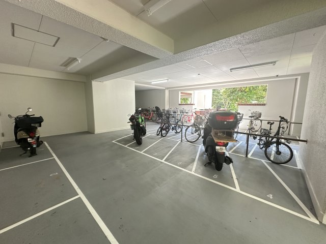 横濱若葉台団地4－8号棟の駐車場|屋内の駐輪場は大切な自転車を雨や錆から守ってくれますね。