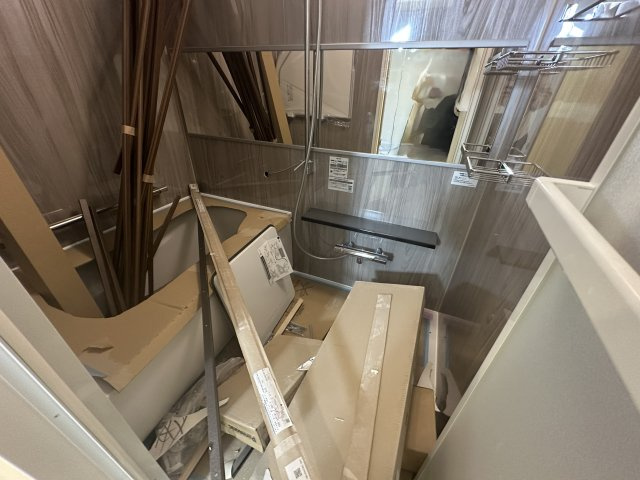 横濱若葉台団地4－8号棟の浴室|お風呂も新規設置です。豪華な木目調のパネルに癒されそうですね。