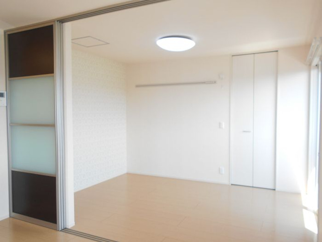 【寝室】 | ラ・ルーチェ　Ａ | 広くて明るい寝室