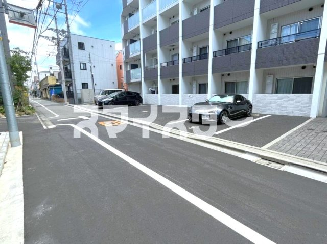 レアライズ立川の駐車場