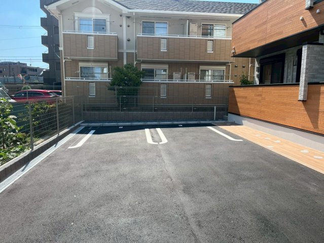 グラウスの駐車場