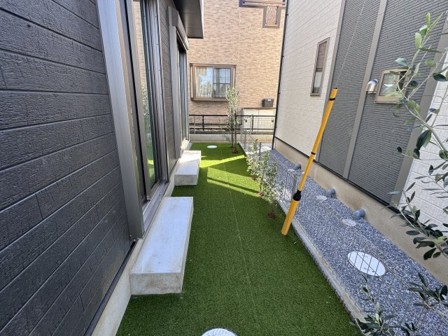 市川市国分３丁目新築戸建の庭|南側隣地境界スペース