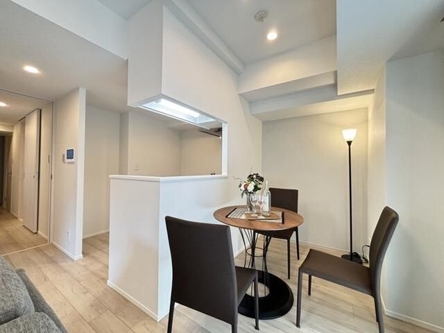 ＯＮＥ　ＲＯＯＦ　ＲＥＳＩＤＥＮＣＥ　ＮＩＳＨＩＮＩＰＰＯＲＩの居間・リビング
