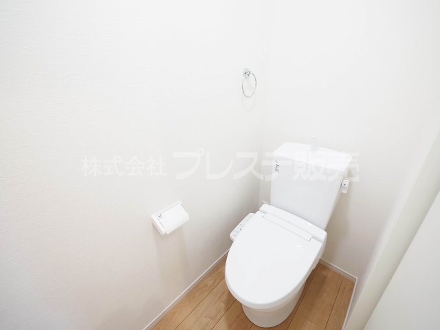 奈良市若葉台２丁目の新築一戸建のトイレ|現地写真（２階トイレ）