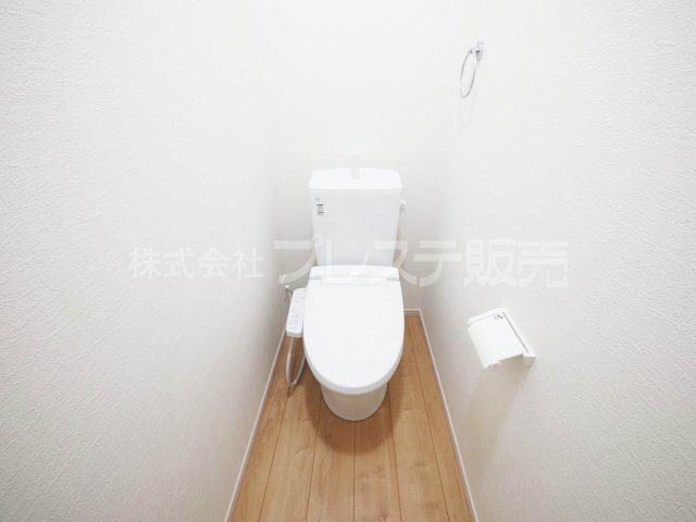 奈良市若葉台２丁目の新築一戸建のトイレ|現地写真（１階トイレ）温水洗浄便座を標準装備！