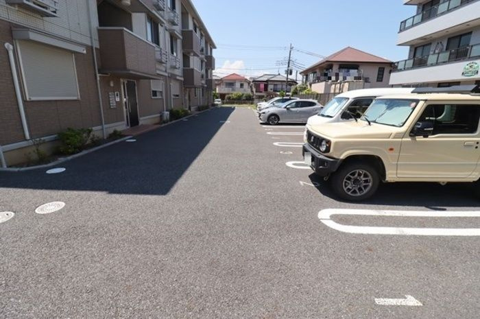 パインヒルズ胡録台の駐車場