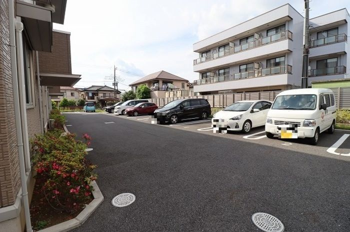 パインヒルズ胡録台の駐車場
