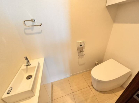 とても奥行きのあるトイレです。落ち着きます。