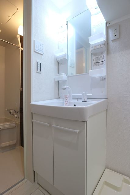 プリムス大宮の洗面所|シャワー付洗面化粧台。