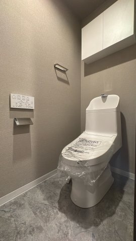 【トイレ】 | コアマンション和白丘ネクステージA棟☆仲介手数料無料☆ | リフォーム済みで綺麗なトイレは、温水洗浄便座付きで快適。上部棚を活用してペーパー類や掃除用品、洗剤なども整理整頓できる、使い勝手の良い空間です。