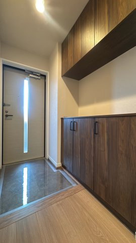 【玄関】 | コアマンション和白丘ネクステージA棟☆仲介手数料無料☆ | 上下に分かれた大容量シューズボックスで、家族の靴もしっかり収納。中央の棚は鍵や小物の置き場所として便利に使えます。ドアのガラス面から明るい日差しが入り、清潔感のある玄関を演出します。