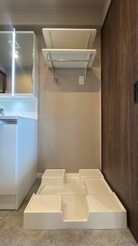 【ランドリースペース】 | コアマンション和白丘ネクステージA棟☆仲介手数料無料☆ | 洗濯機置場の上部に収納棚を備えた便利なランドリースペース。洗剤やストック類をきちんと収納でき、いつでもすっきり片付いた清潔な空間を保てます。