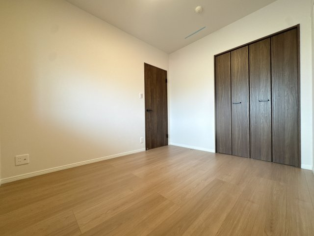 【洋室】 | コアマンション和白丘ネクステージA棟☆仲介手数料無料☆ | 5.8畳の洋室に便利なクローゼットを設置。洋服やお布団、季節物などをきちんと収められるので、生活空間を広く使えて整理整頓もしやすいお部屋です。