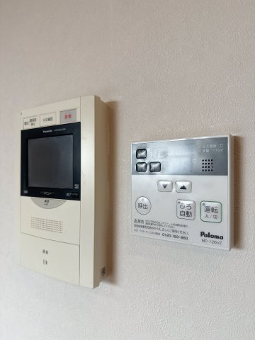 【防犯設備】 | コアマンション和白丘ネクステージA棟☆仲介手数料無料☆ | テレビモニター付きインターホンで、来客時も室内からしっかり顔を確認。訪問者を確認してから対応できるため、防犯面でも安心感のある設備です。