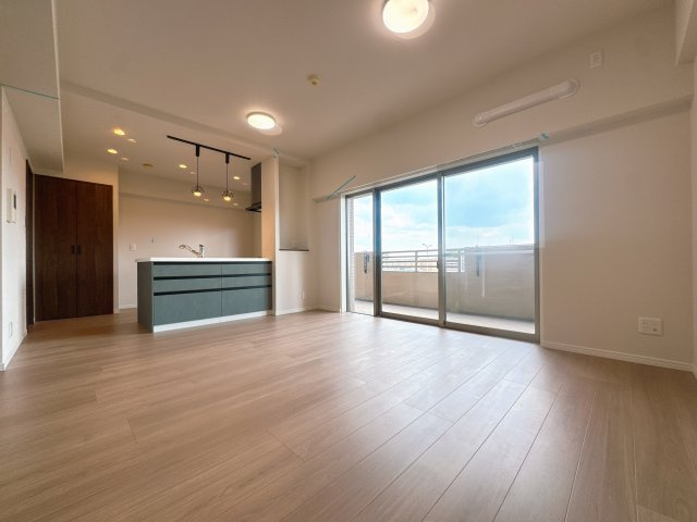【居間・リビング】 | コアマンション和白丘ネクステージA棟☆仲介手数料無料☆ | 15畳超の広々LDK！南向きで明るく、リフォーム済みの綺麗な空間に照明も備えた心地よい住まい。