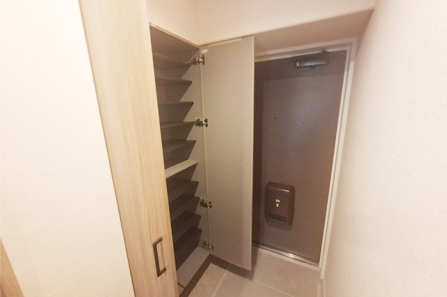 ディオ・フェルティ白鷺の玄関|玄関：姿見付きの下駄箱を新調済み。靴をすっきり収納でき、お出かけ前の身だしなみチェックにも便利です。
