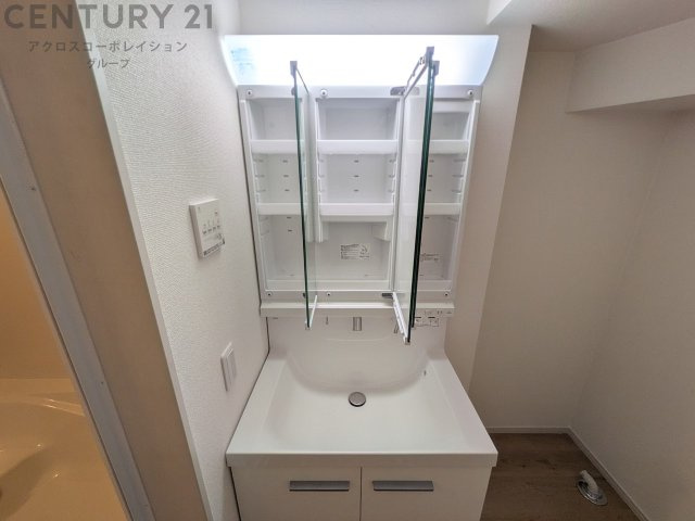 化粧品や洗顔料、歯ブラシなどの必需品をまとめて置ける収納スペースがあり、使用するたびに取り出す手間が省けます。また、水回りのため、濡れても大丈夫な素材が使用されており、お手入れが簡単です。