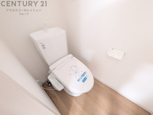 温水洗浄便座付トイレは温水洗浄機能により、暖かい水でおしりを洗浄することができ、冷たい水を使う従来の便座に比べ、温水洗浄機能で暖かいトイレを提供し、快適な使用を可能にします。