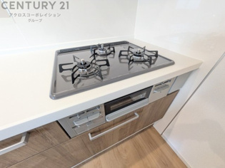 多数の調理器具を同時に使用でき、料理の効率化が可能。省エネで節約になり、様々な料理スタイルに適応できます。また、火力調整が独立しており、手入れや掃除もしやすく、今よりもっとお料理が楽しくなるかも。