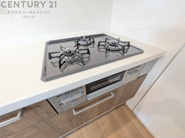 多数の調理器具を同時に使用でき、料理の効率化が可能。省エネで節約になり、様々な料理スタイルに適応できます。また、火力調整が独立しており、手入れや掃除もしやすく、今よりもっとお料理が楽しくなるかも。