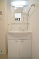ゆったりとスペースのある洗面所