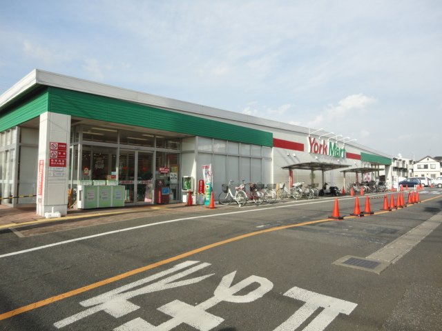 ヨークマート咲が丘店まで142ｍ