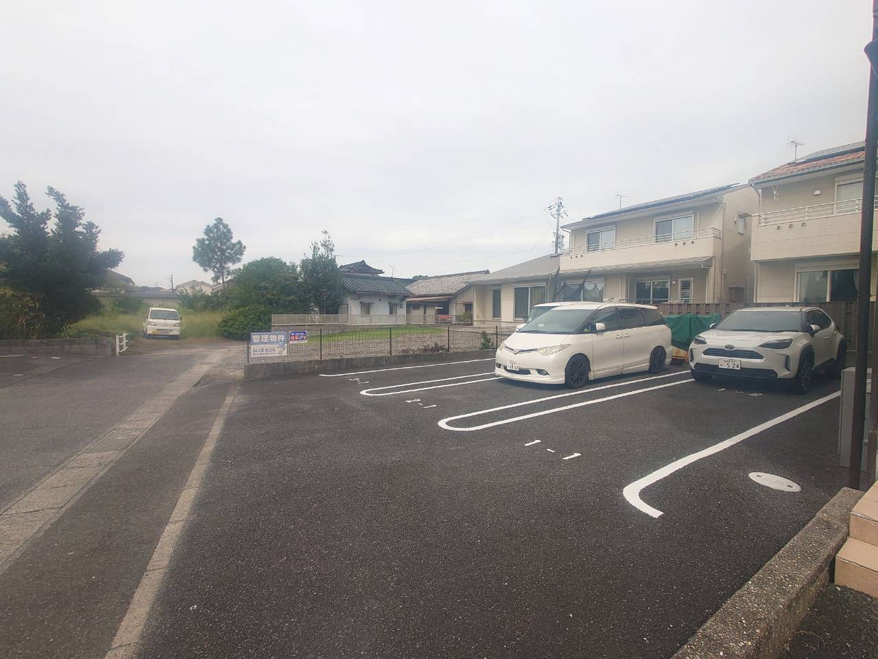 クレール春木の駐車場