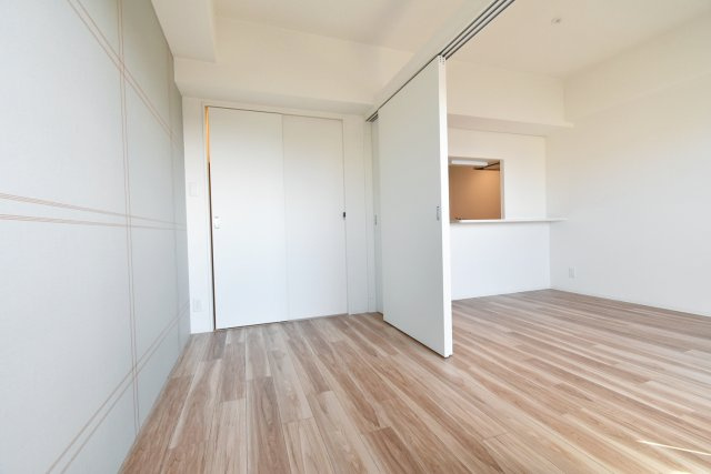 セレニテ甲子園プリエの洋室