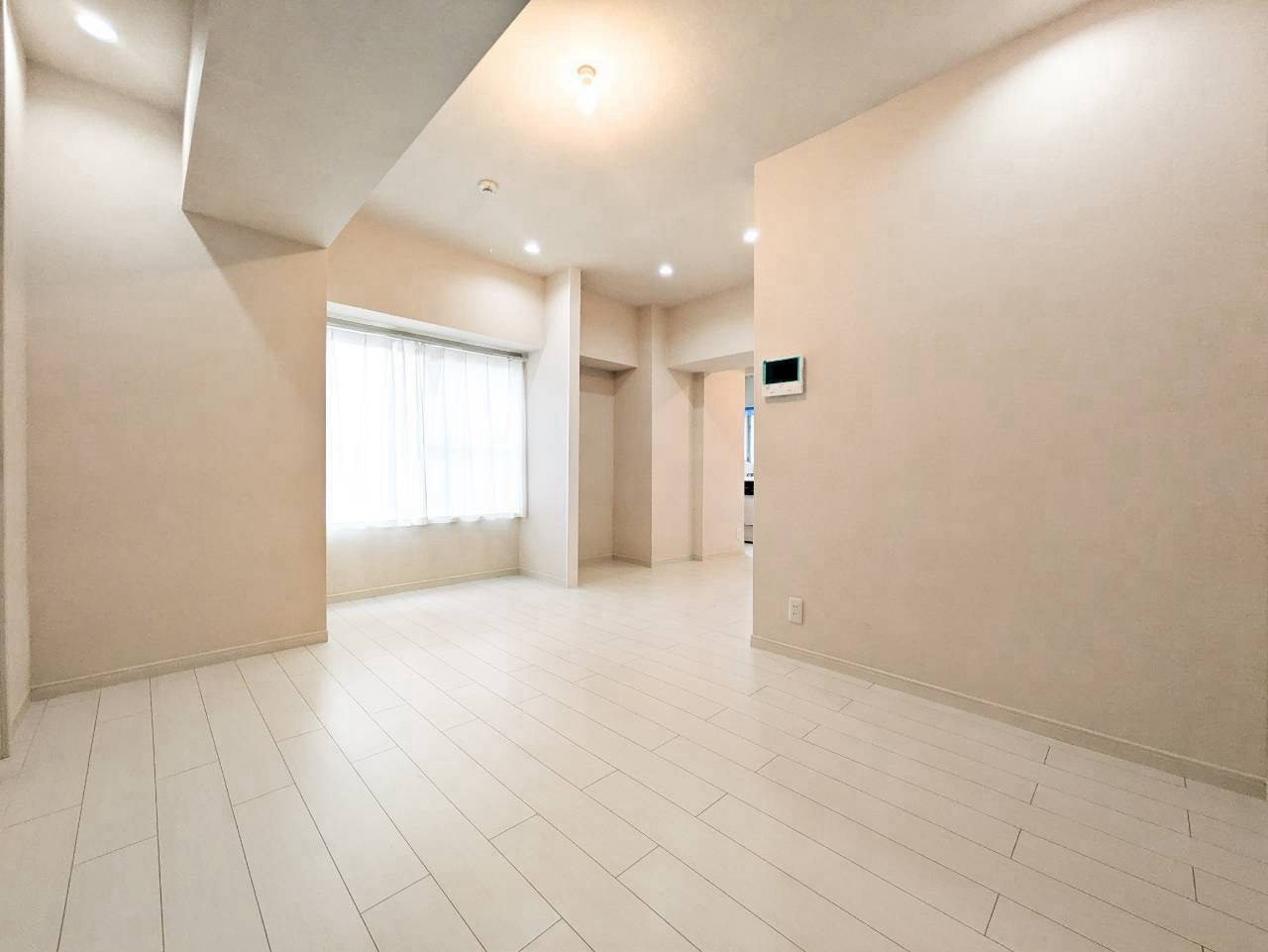 ライオンズマンション高田馬場の居間・リビング|2026.08.27撮影

現地ご見学希望・資料請求などお気軽にお問い合わせ下さい！
03-5990-5201