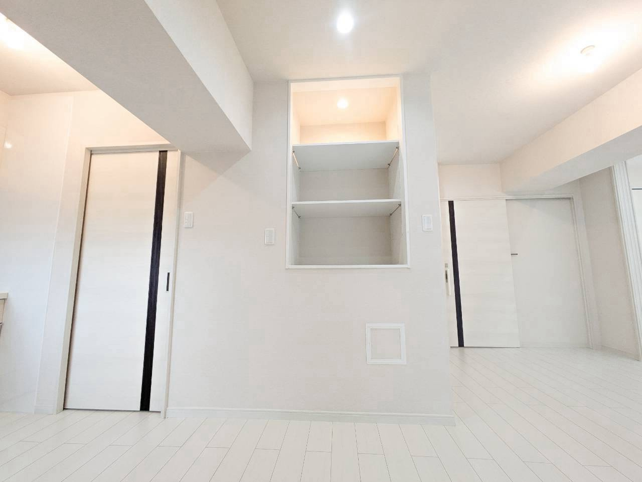 ライオンズマンション高田馬場の居間・リビング|2026.08.27撮影

現地ご見学希望・資料請求などお気軽にお問い合わせ下さい！
03-5990-5201