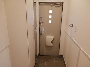 収納もある玄関です