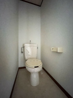 落ち着いた色調のトイレです