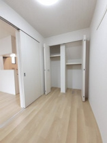 明るい色調の室内です
