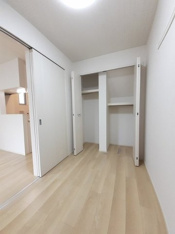 明るい色調の室内です