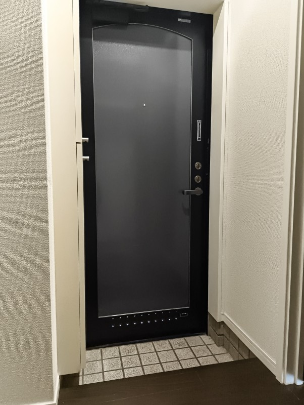 収納もある玄関です