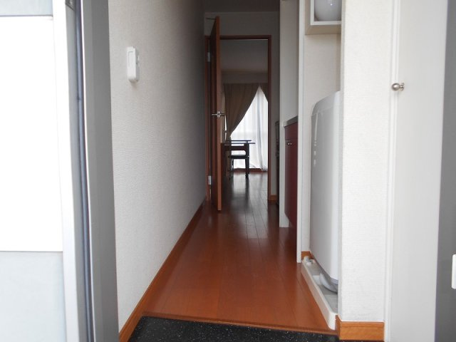 レオパレスミッドアイランドの玄関