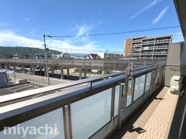 徳島市春日２丁目のアパートのバルコニー