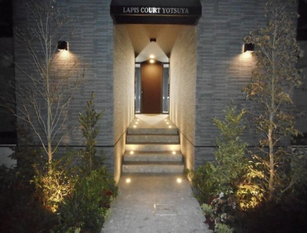 LAPiS COURT YOTSUYA ラピスコートヨツヤのエントランス