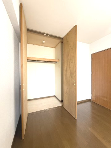祥栄ビルの収納|天井高の広々したクローゼット