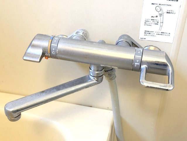 祥栄ビルの浴室|温度調節ができるサーモ付きシャワー水栓