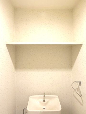 祥栄ビルのトイレ|トイレの上に便利な棚までついています