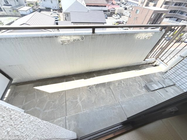 祥栄ビルのバルコニー|和室に面した南側にあるバルコニー