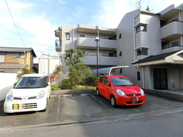 エクセレントライフ寿の駐車場