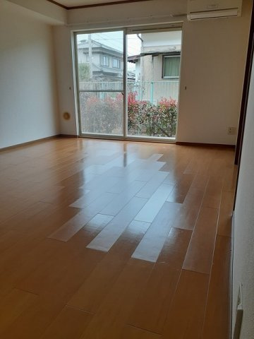サンライズ弐番館の居間・リビング